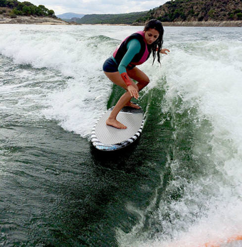 Moto surf en agua dulce con lancha