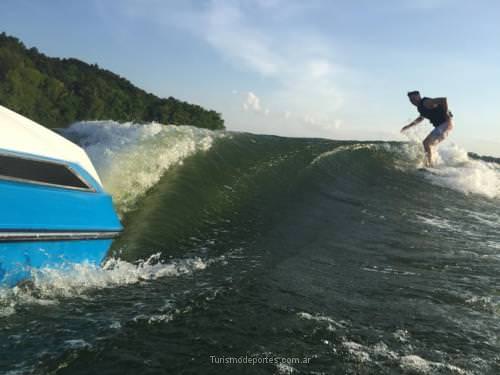 Moto surf en agua dulce con lancha