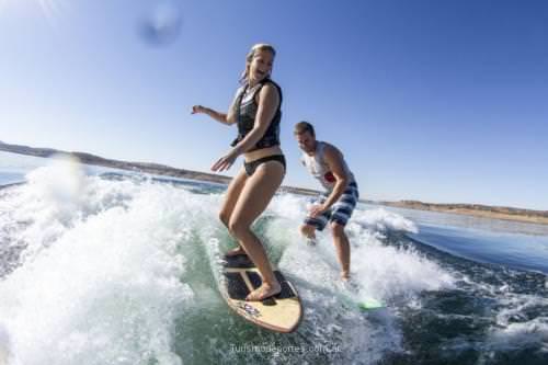 Motosurf en agua dulce con lancha