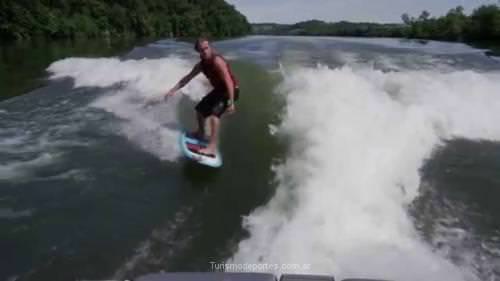 Motosurf en agua dulce con lancha