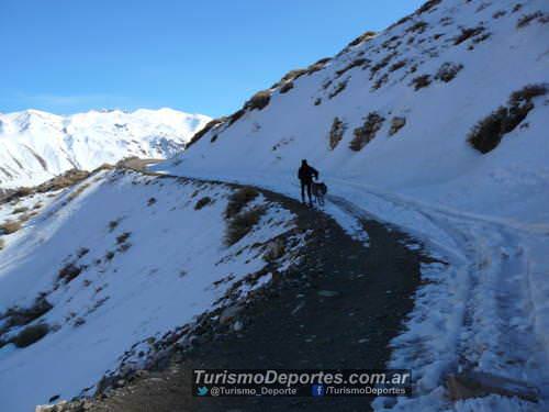 Cicloturismo en El Sosneado Mendoza con nieve