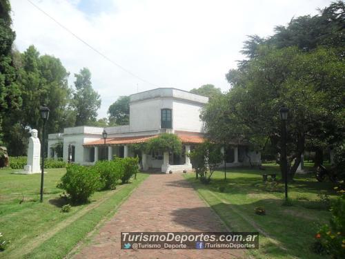 Su nombre responde a la batalla de Chascomús, enfrentamiento en las guerras civiles argentinas. La ciudad de Chascomús es arquitectónicamente modesta, pero por su historia tiene importantes sitios de interés, por ejemplo Capilla de los Negros así llamada porque durante un largo período su principal feligresía fue constituida por descendientes africanos y donde se venera una rústica imágen de la Virgen morena de los Milagros. Por su antigüedad también cabe hacer mención de "La casa de Casco", amplia vivienda que tras ser ejecutado su dueño al ser derrotada la rebelión de los Libres del Sur pasó a ser un cuartel de las fuerzas rosistas, por este motivo muchas veces se le llama "Casa de Rosas”. Otras fuentes de interés la Catedral, el Museo Pampeano con su patrimonio histórico que se levanta en el Parque de” Los Libres del Sur”, el Fuerte San Juan Bautista, el Museo del Tren. Pero actualmente el principal atractivo de la ciudad es la Laguna de Chascomús en la cual se practican la pesca y las actividades náuticas, pudiendo realizarse campamentos en sus orillas. Por tal motivo, las cabañas de Chascomus poseen buena disponibilidad, con pileta y jardines y excelentes precios. Este tipo de alojamiento es ideal para los viajeros que quieren quedarse en una propiedad independiente y amoblada para cocinar por su cuenta. Por lo general, el establecimiento está construido en madera y rodeado de naturaleza. Tal vez no tengan las comodidades de los hoteles en Bariloche (otro lugar hermoso por su especial naturaleza), pero con todas las condiciones para disfrutar una estadía a pleno.