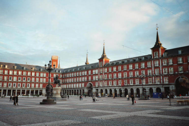 Alquiler de autos en Plaza Mayor Madrid